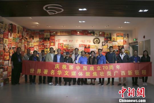 圖為華文媒體走訪螺螄產(chǎn)業(yè)園。 王以照 攝