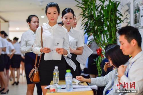 資料圖：正在參加校園招聘的大學(xué)生。<a target='_blank' >中新社</a>記者 駱云飛 攝