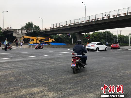 橋下事發(fā)路段的路面已基本恢復(fù)并恢復(fù)通車。 孫權(quán) 攝
