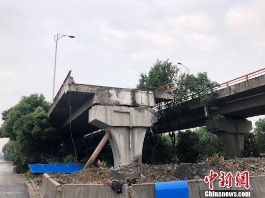 無錫橋面?zhèn)确鹿剩簶蛳率掳l(fā)路段路面及交通基本恢復(fù)