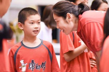 朱婷與小朋友親切交談。主辦方供圖。