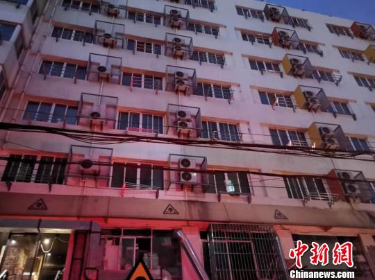 緊鄰事發(fā)建筑的一棟高層公寓樓。 申冉 攝