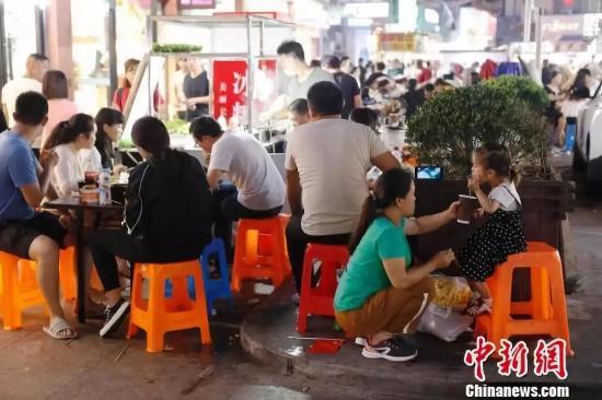 民眾在小上海步行街品嘗美食。 殷立勤 攝