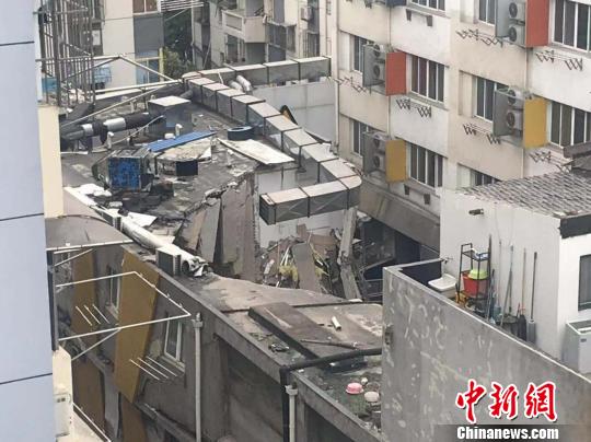 于13日早晨在南京發(fā)生坍塌的建筑。 目擊居民供圖 攝