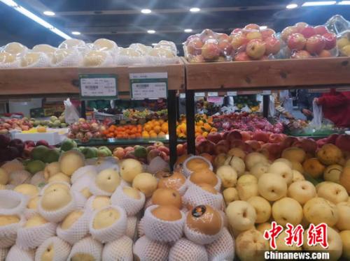 圖為北京豐臺(tái)一家社區(qū)超市水果區(qū)。謝藝觀 攝
