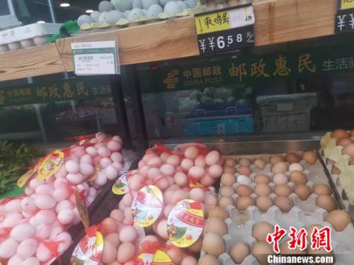 圖為北京豐臺(tái)一家社區(qū)超市的雞蛋區(qū)。 謝藝觀 攝