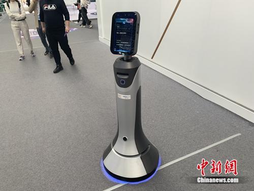 會場內的服務機器人。<a target='_blank'  >中新網</a> 吳濤 攝