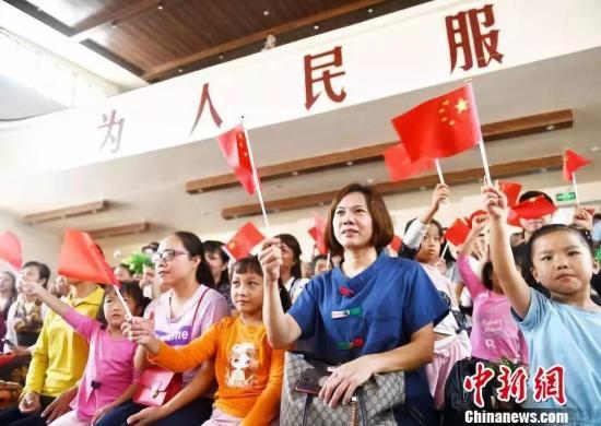 游客在廣東韶關(guān)仁化縣城口人民禮堂觀看革命歌曲傳唱演出。 程景偉 攝