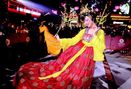 大唐不夜城“真人不倒翁”表演走紅 動作驚險輕盈
