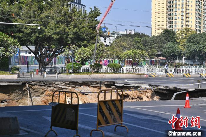 廣州地鐵十一號線施工過程中地面坍塌 三人被困