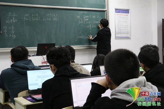 大學里的“銀河補習班”：13年“傳幫帶”培訓模式助學生成長