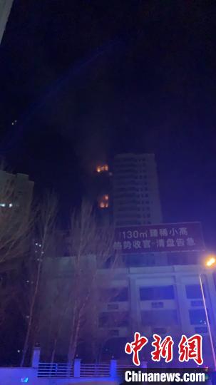 沈陽(yáng)一小區(qū)高層住宅起火 大批消防車抵達(dá)現(xiàn)場(chǎng)救援