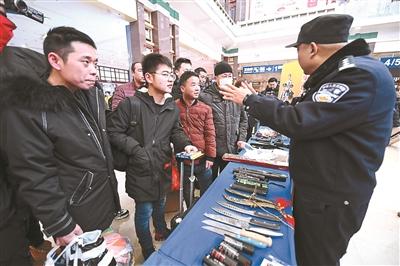 北京三大火車站開展春運安檢宣傳