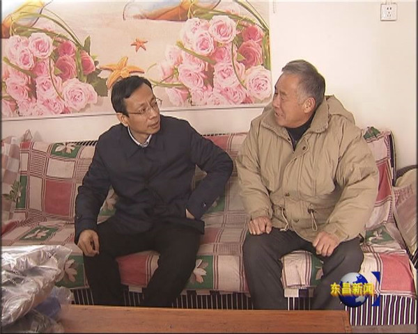 榮紅智走訪慰問(wèn)困難群眾退役軍人和區(qū)人武部官兵