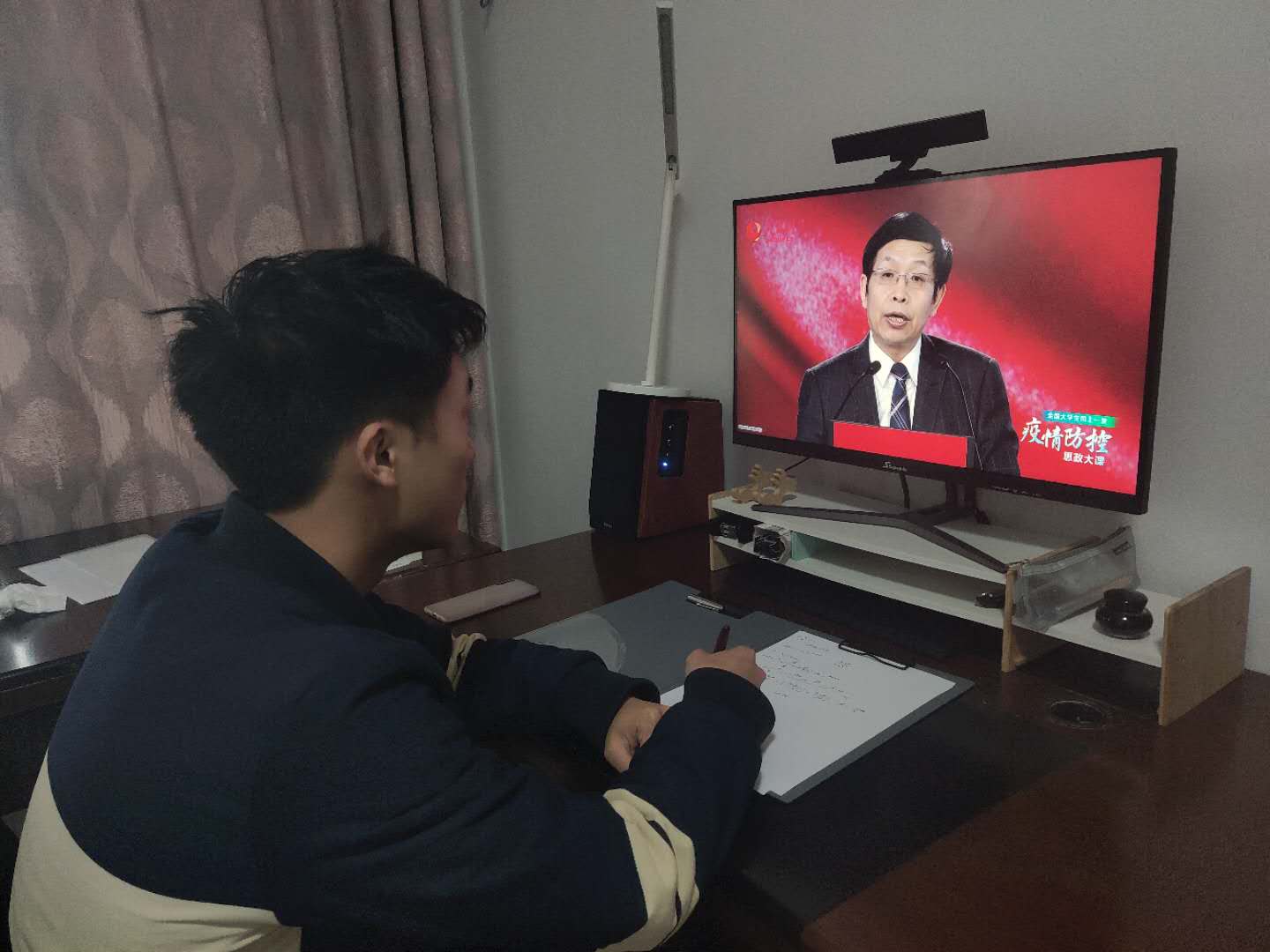 疫情防控思政大課“云”開講 “擠崩平臺”反響熱烈