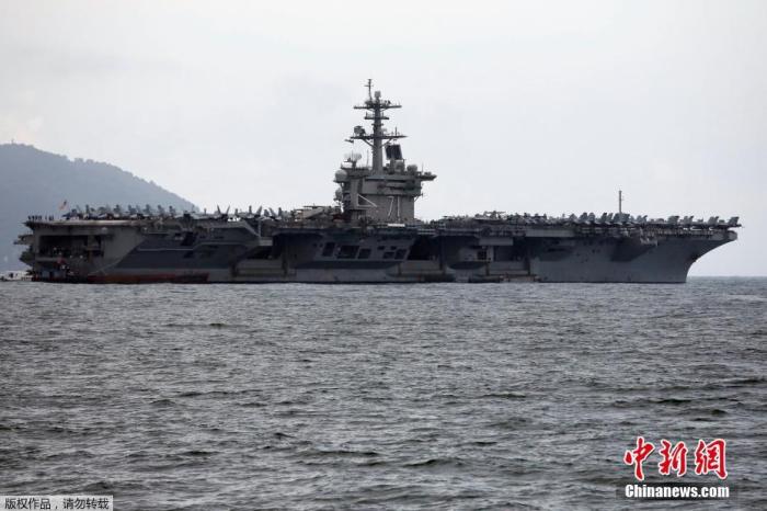當(dāng)?shù)貢r間3月24日美國海軍證實，“羅斯?！碧柡侥干嫌腥鹿诓《緳z測呈陽性，這是美國海軍首次在執(zhí)行任務(wù)的軍艦上發(fā)現(xiàn)確診病例。“羅斯?！碧栞d有約5000名乘員，該艦15天前曾?？吭侥蠉s港。圖為當(dāng)?shù)貢r間3月5日，美國海軍“羅斯?！碧枺–VN-71）進(jìn)入越南峴港。