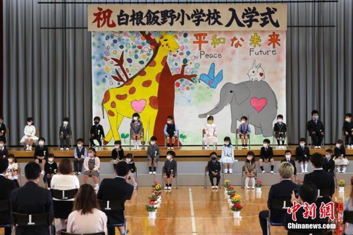 課桌隔兩米、人數(shù)設(shè)上限，多國(guó)復(fù)課后加強(qiáng)防護(hù)(圖)