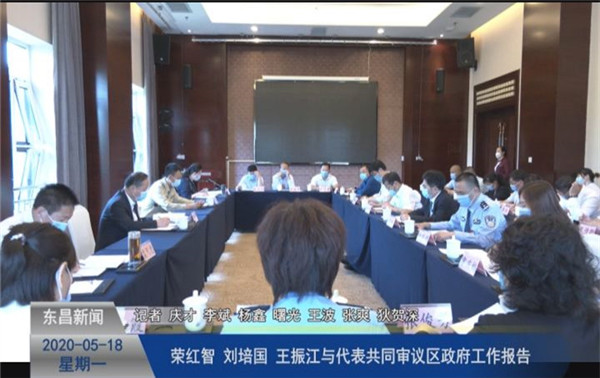 榮紅智、劉培國、王振江與代表共同審議區(qū)政府工作報告