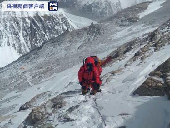 2020珠峰高程測(cè)量登山隊(duì)修路至海拔8600米位置