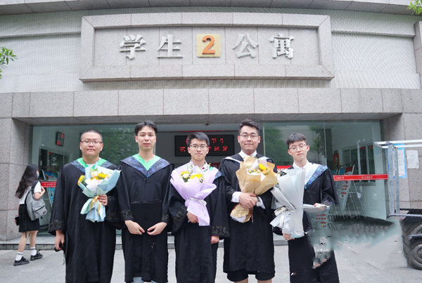 同宿舍5名男生全部考研“上岸”：學(xué)累時(shí)會一起看動畫片