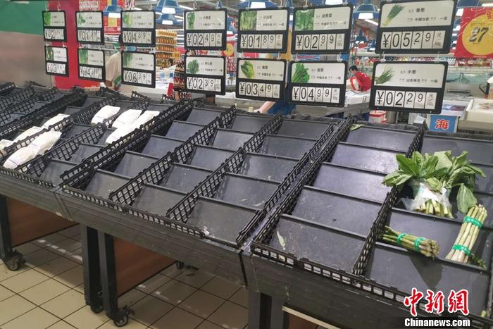 北京市豐臺(tái)區(qū)新村街道歐尚超市多個(gè)蔬菜品種已售空。 謝藝觀 攝