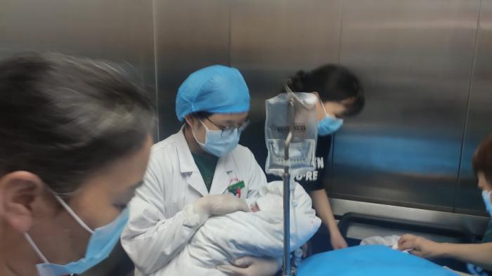 六一兒童節(jié)，抗疫烈士彭銀華的孩子在武漢出生