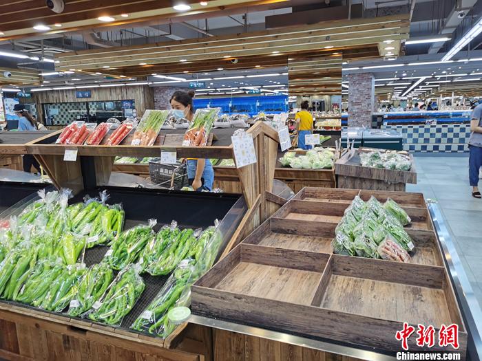 市民在超市買(mǎi)菜。<a target='_blank'  >中新網(wǎng)</a>記者 李金磊 攝