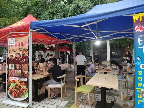 在校園里“擼串”！四川一高校為畢業(yè)生開燒烤夜市