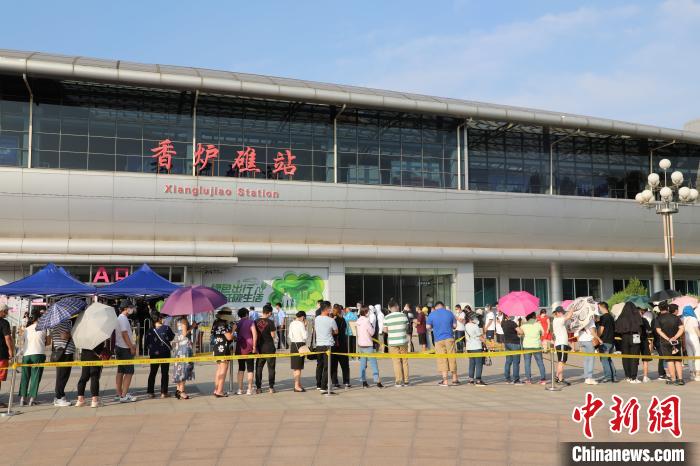 直擊大連核酸檢測現(xiàn)場：市民排長隊進行檢測