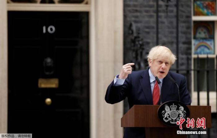 英首相約翰遜就職一周年 稱疫情初期本可以做得不同
