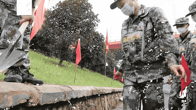 聞汛出擊！兵哥哥們抗洪的樣子真帥