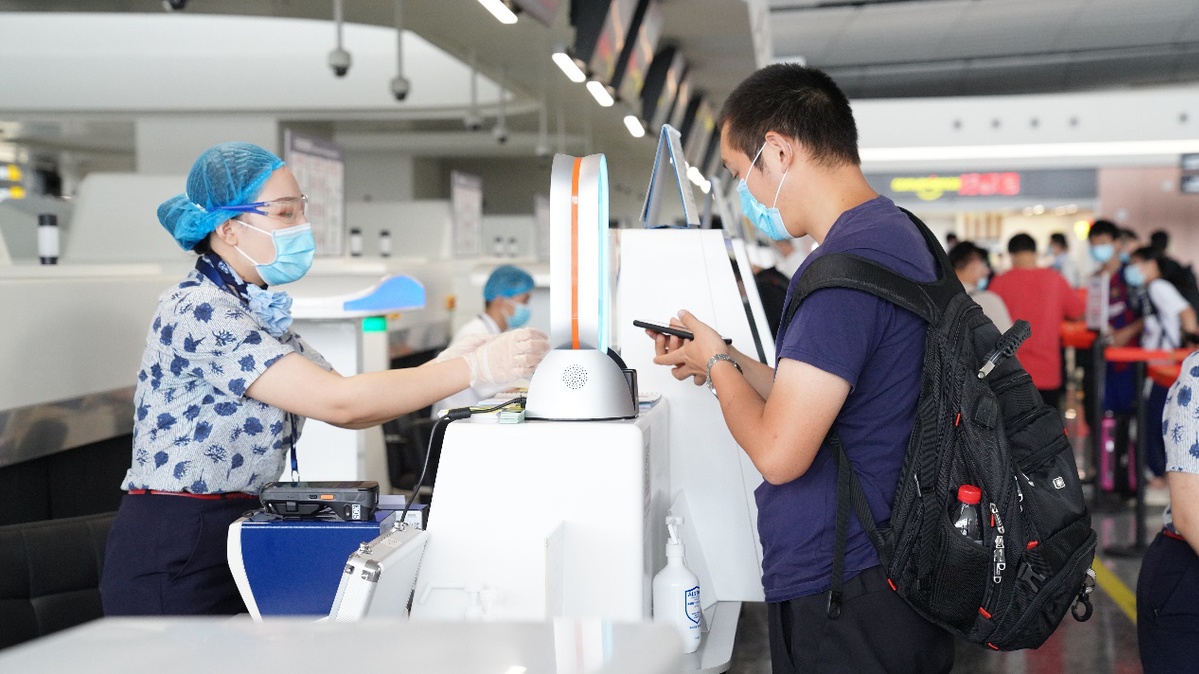 北京跨省游放開(kāi) 大興機(jī)場(chǎng)首批旅游團(tuán)隊(duì)出發(fā)