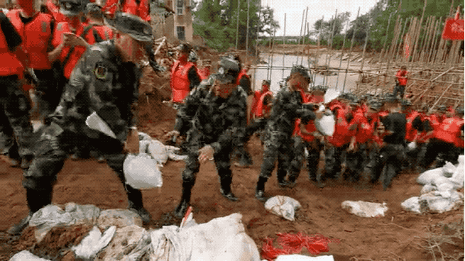 聞汛出擊！兵哥哥們抗洪的樣子真帥