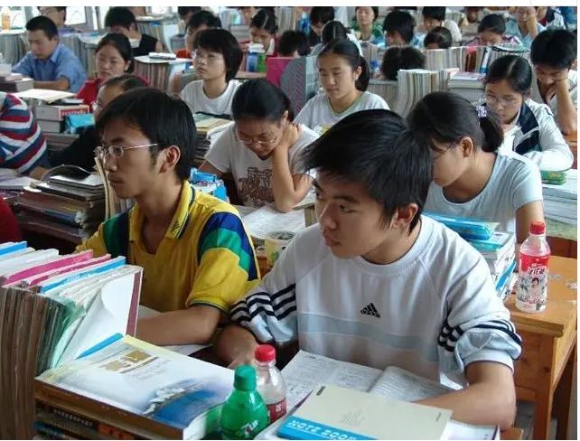 南京一中一本率不足96％，家長(zhǎng)紛紛舉牌喊話：要求校長(zhǎng)下臺(tái)！