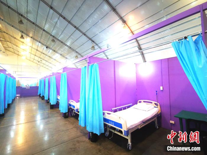 每個(gè)隔離病房配備標(biāo)準(zhǔn)醫(yī)用可升降病床，每張床上已放置嶄新的護(hù)理用床墊、全新枕套床單、吊水用鐵架、醫(yī)療器械電插座與生活插座兩組，同時(shí)配備一桌一椅。 關(guān)向東 攝