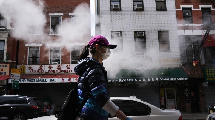 新冠疫情之中，亞裔美國人面臨失業(yè)率飆升和種族歧視雙重挑戰(zhàn)