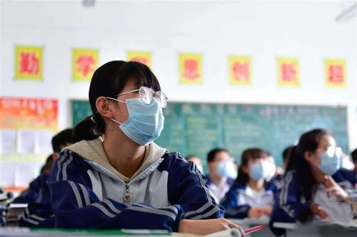 北京秋季開學(xué)后學(xué)生進(jìn)校園仍要戴口罩