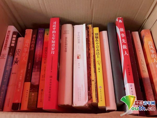 高校開設(shè)“軍訓(xùn)圖書角”，讓不能參訓(xùn)的同學(xué)不再無聊