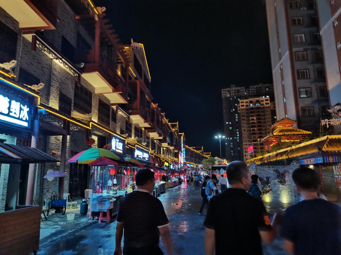 廣西大化達(dá)吽小鎮(zhèn)：易地扶貧搬遷戶參與“夜經(jīng)濟(jì)”