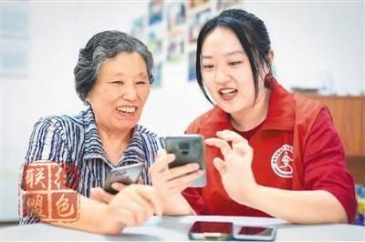 支付難、看病難 誰幫老人邁過“數(shù)字鴻溝”？
