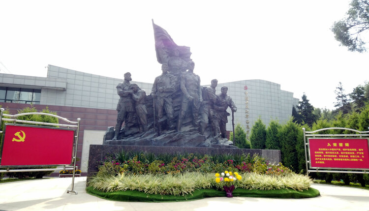 【民族團(tuán)結(jié)黨旗紅】共產(chǎn)黨員一切都是為了人民 給百姓多干點事