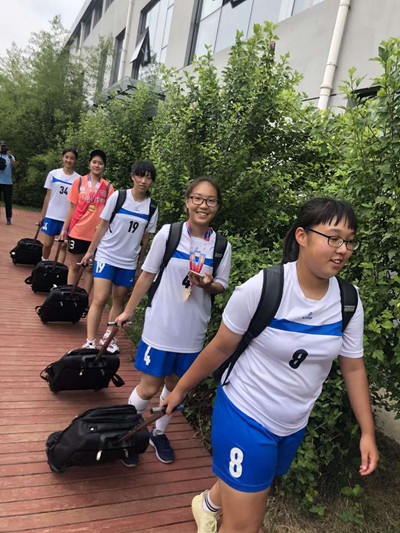 從考場(chǎng)到球場(chǎng) 高三女生還有條“球”“學(xué)”路