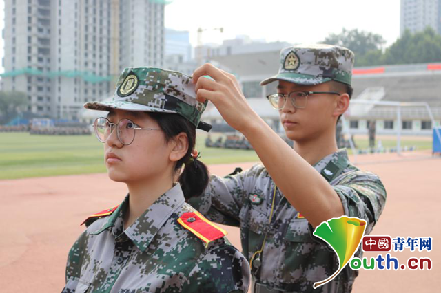 畫面太暖！00后大學(xué)生擔(dān)任05后新生軍訓(xùn)教官