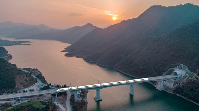 逢山開路遇水架橋，美麗中國一往無前