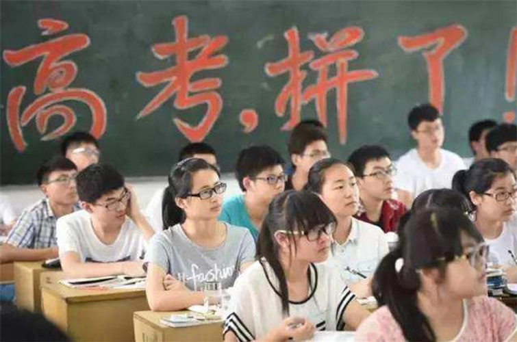 還記得高考忘涂答題卡，給監(jiān)考老師“下跪”的女孩嗎？如今咋樣了