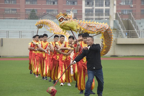 應(yīng)該如何引導(dǎo)中學(xué)生培養(yǎng)藝術(shù)愛好、學(xué)會(huì)欣賞和體驗(yàn)美
