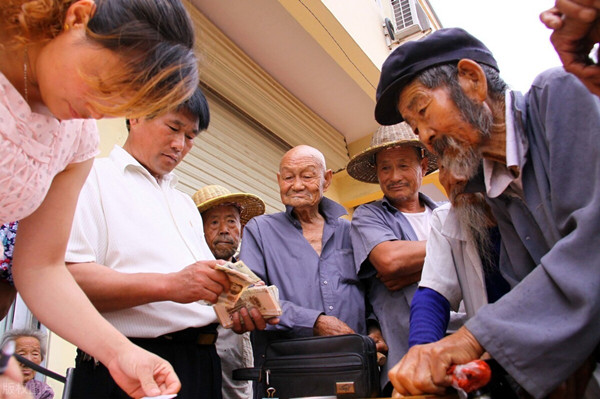 31個省市高齡津貼標準公布！家里的老人抓緊領(lǐng)錢！