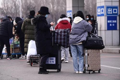 高校“甩鍋式”防疫讓部分學生兩難