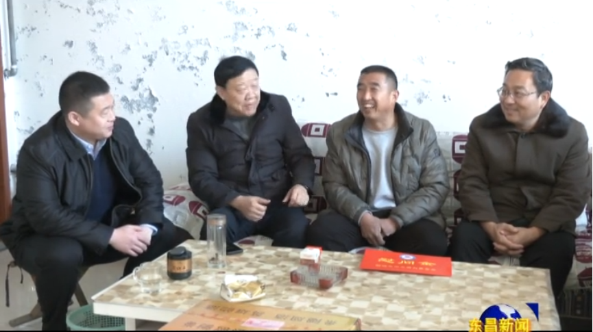 慰問(wèn)救人英雄  倡導(dǎo)見(jiàn)義勇為