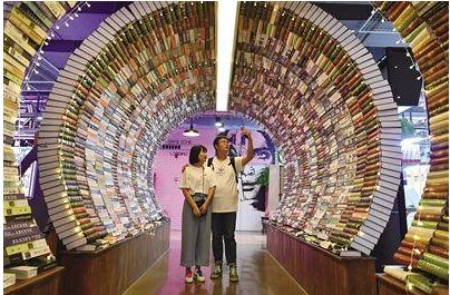 “打卡”網(wǎng)紅書店，入眼更要入心